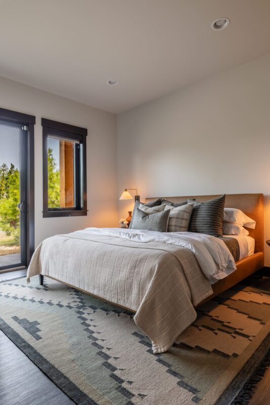 A beautifully furnished bedroom at the Suncadia Grand Retreat, featuring plush bedding, tasteful decor, and peaceful surroundings.